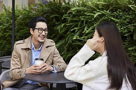 相亲约会青年男女开心聊天图片