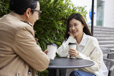 青年情侣咖啡店约会聊天喝咖啡图片