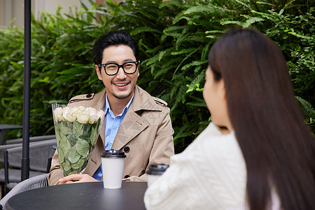 相亲约会男性给女性送玫瑰图片