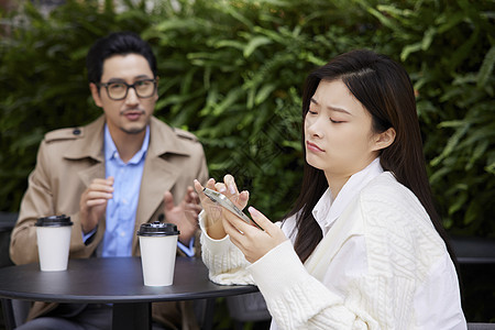 青年男女相亲约会女性面露无奈图片