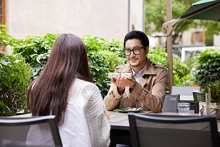 相亲约会男性给女性送惊喜礼物图片