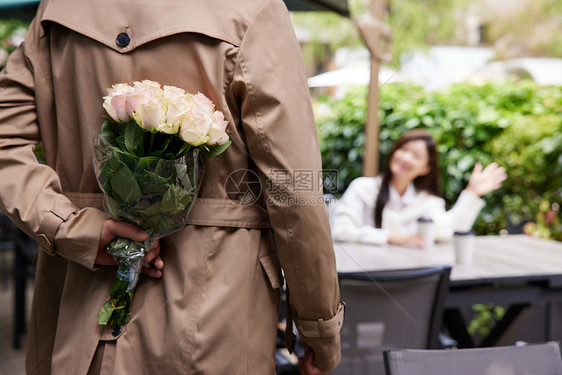 情人节约会男性为女性准备玫瑰特写图片