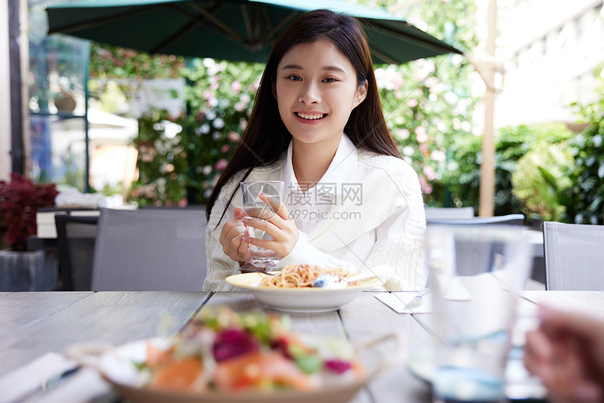 青年女性相亲约会餐厅吃饭形象图片