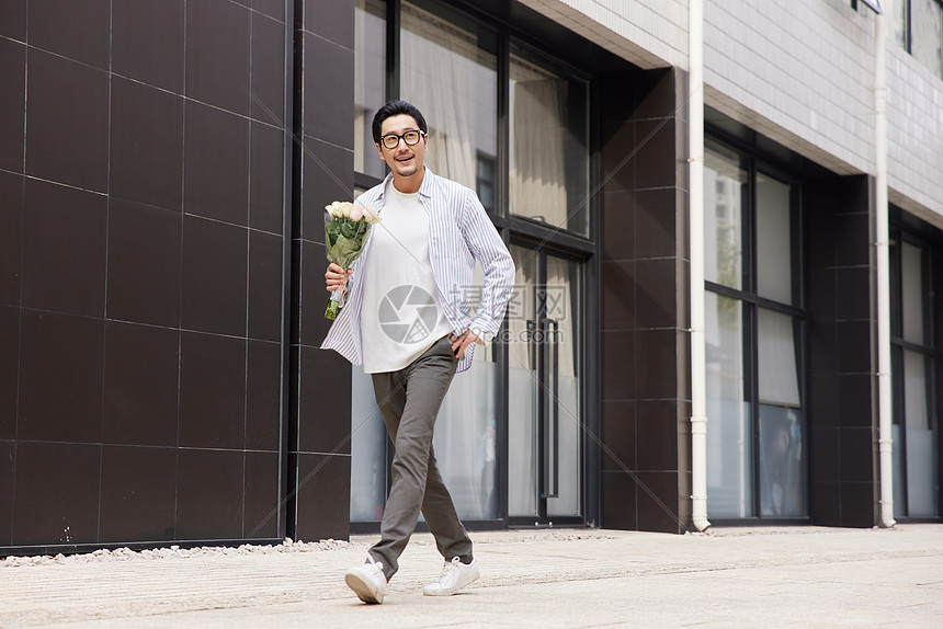 手拿礼物约会等候的青年男性图片