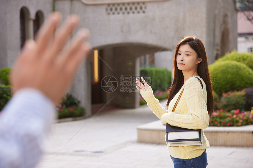 青年情侣约会结束告别依依不舍