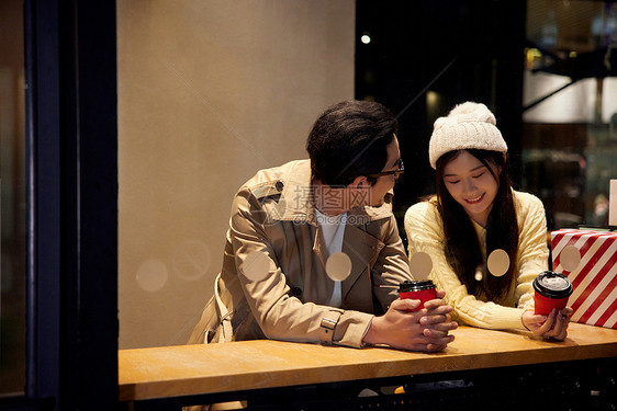 冬季青年情侣手捧咖啡聊天图片