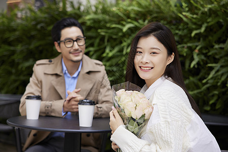 情侣夜晚散步动漫青年男女相亲女性收到玫瑰背景