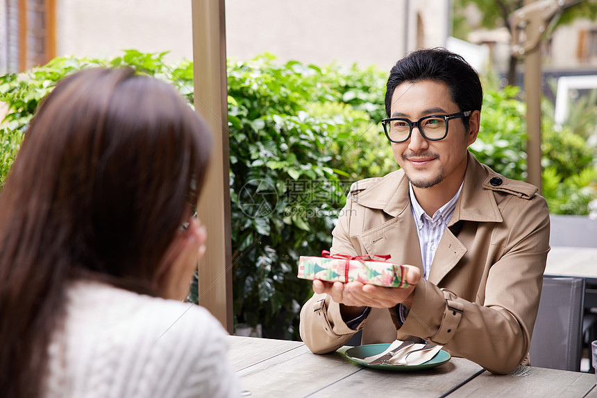 相亲约会男性给女性送惊喜礼物