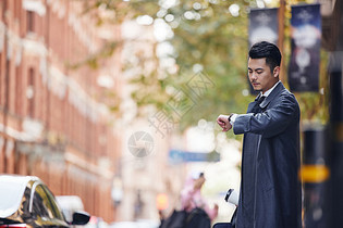 商务男士看手表赶时间图片