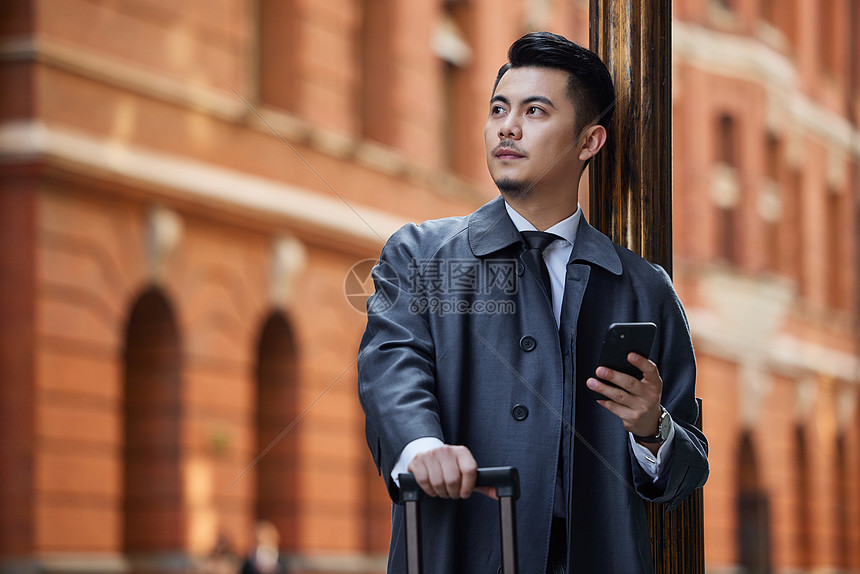 外地出差的的商务白领男性图片