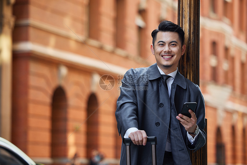 外地出差的的商务白领男性形象图片