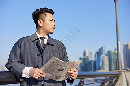 商务精英男士外出办公看报纸图片素材