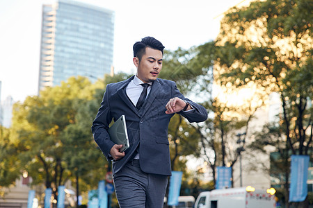 赶时间的都市商务白领男士图片