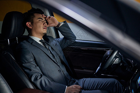 疲惫的商务男士车内休息形象图片