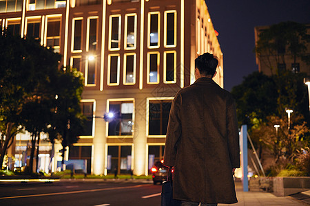 夜间男性白领精英夜晚出行背影背景