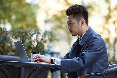 商务男士咖啡店办公背景图片