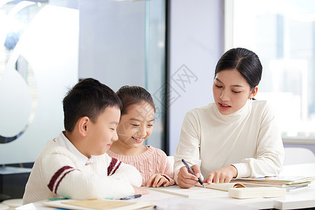 女老师课外辅导小朋友学习图片