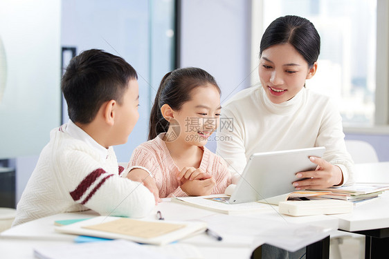 女老师课外辅导小朋友学习图片