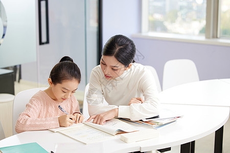 开学背景补习班上帮小朋友补习的女老师背景