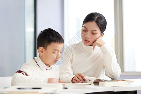 补习班上帮小朋友补习的女老师图片