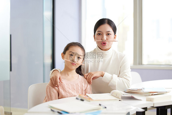 补习班上帮小朋友补习的女老师图片