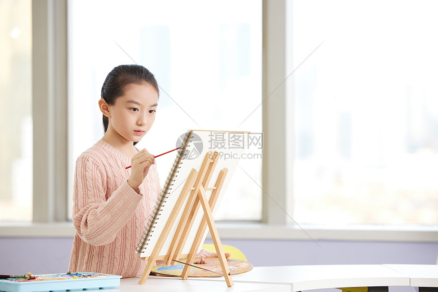 课外学习美术绘画的小女孩图片