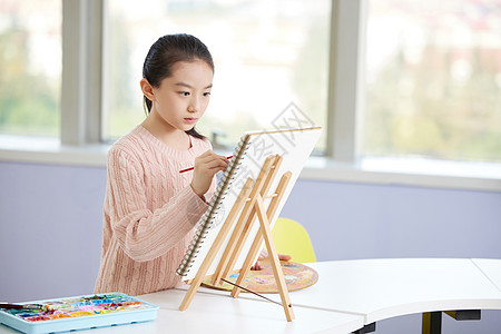 少儿辅导班小女孩课外学习美术绘画背景