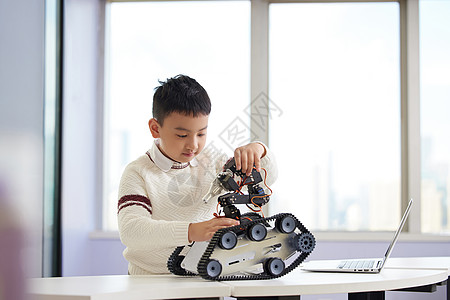 机器人教室小男孩少儿编程课上体验学习背景