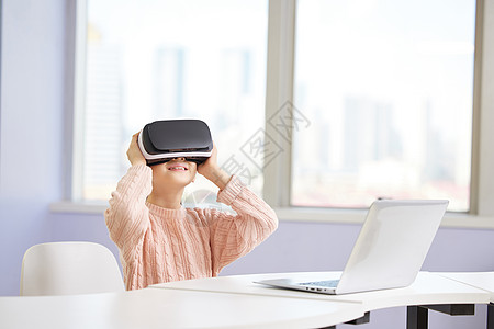 小女孩兴趣班上体验vr眼镜图片