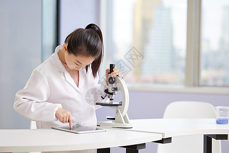 小女孩课外学习化学使用显微镜图片