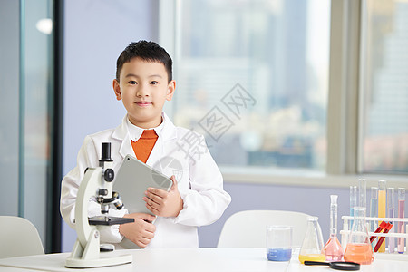 课外学习化学兴趣班的小男孩图片
