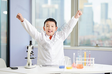 小男孩课外学习化学兴趣班形象图片