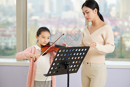 小提琴和女孩女孩课外学习小提琴背景