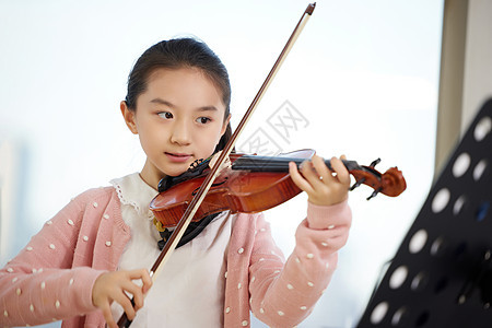 小女孩看琴谱拉小提琴图片