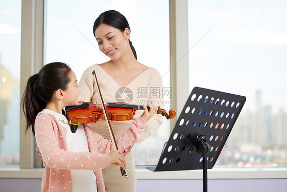 兴趣班上学习弹奏小提琴的女孩图片