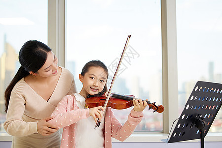 老师教小女孩拉奏小提琴图片