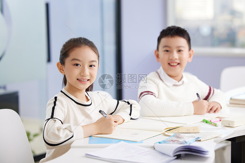 男孩女孩课外补习做作业·形象高清图片下载-正版图片501810245-摄图网