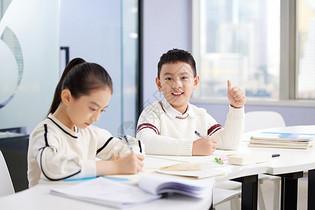 课外补习小朋友认真学习点赞形象图片