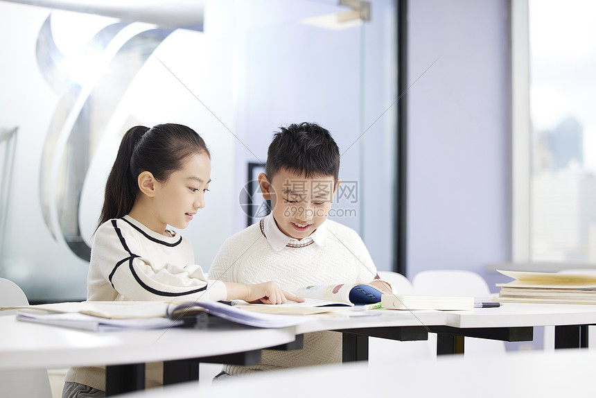 男孩女孩课外补习做作业高清图片下载-正版图片501810261-摄图网