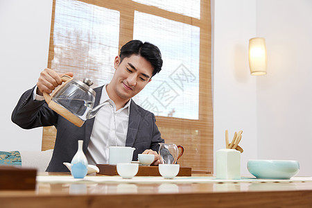 在茶室泡茶的职场男性图片