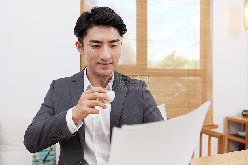 上班族在茶室喝茶看报表图片