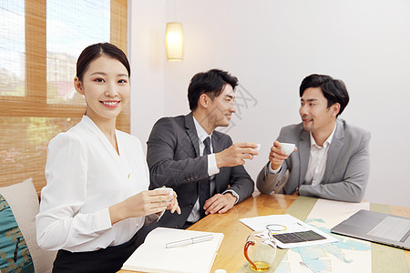 商务人士在茶室喝茶洽谈图片素材