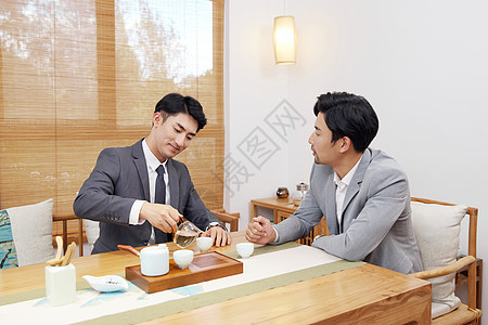 商务人士在茶室喝茶洽谈图片素材