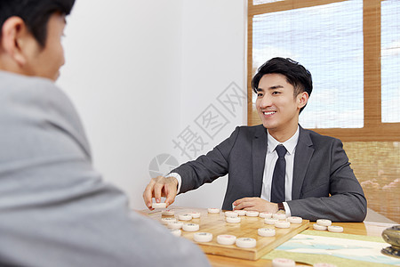 商务人士茶室休闲下棋图片