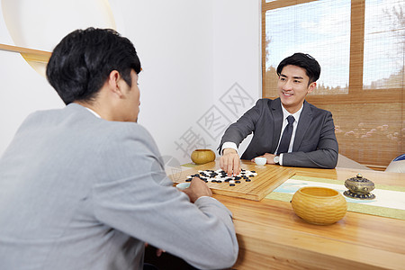 商业人士在茶室下棋背景图片