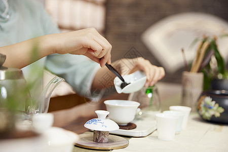 古风茶韵女性泡茶手部特写背景