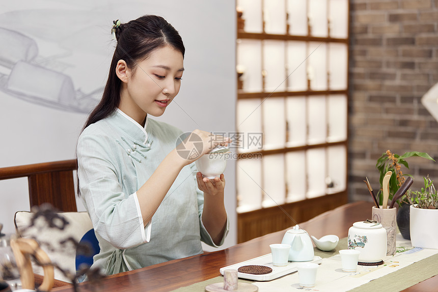 泡茶的女茶艺师图片