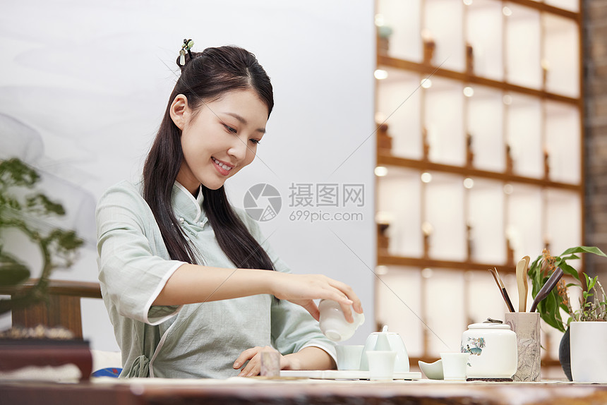 泡茶的女茶艺师图片