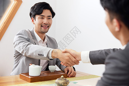 在茶室商务洽谈的职场人士图片