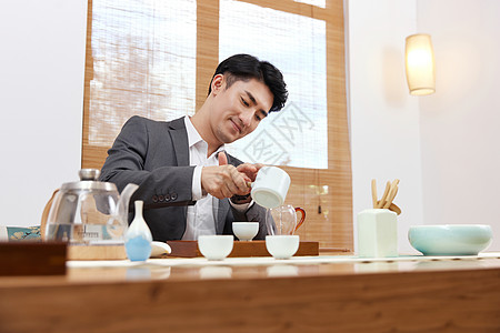 品茶喝茶的商务男性图片